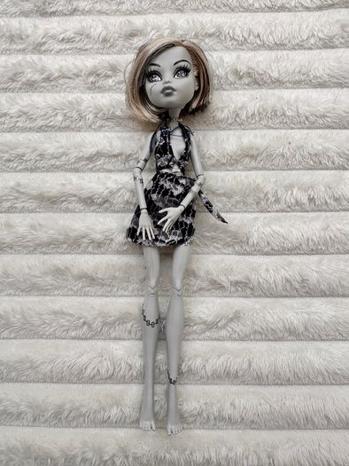 Mattel Monster High Skull Shores 2008 Black and White Frankie Stein Glue Hair Legs a bit loose (between body and legs) Used Please see photos