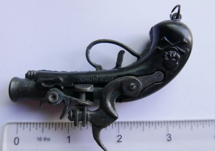 Vintage Bluebeards Flintlock small Cap Gun (in working order)