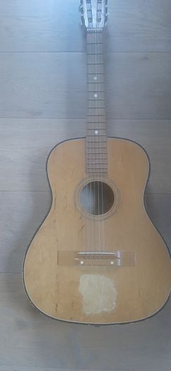 Guitar (38 inches x 14 inches) 3/4 size suits teenagers or small adults