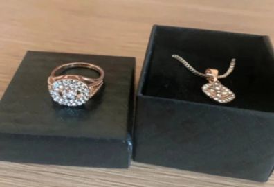 Ladies costume jewellery set
