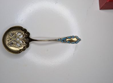 Art Deco tea strainer with pierced foliate design