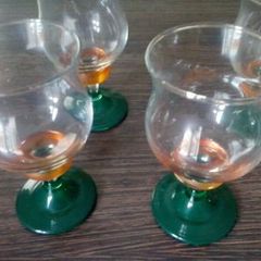 4 Wine Glasses.