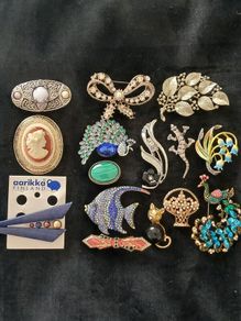 Fabulous Collection of 15 Brooches