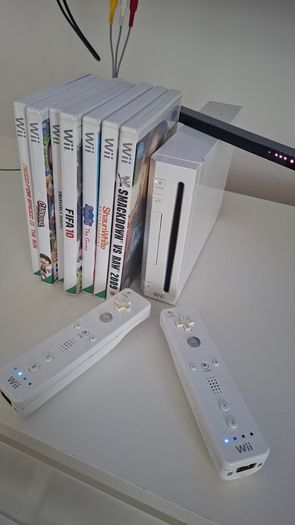 Nintendo wii 2 pads and 7 Games