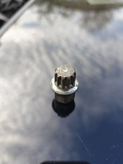 Locking wheel nuts