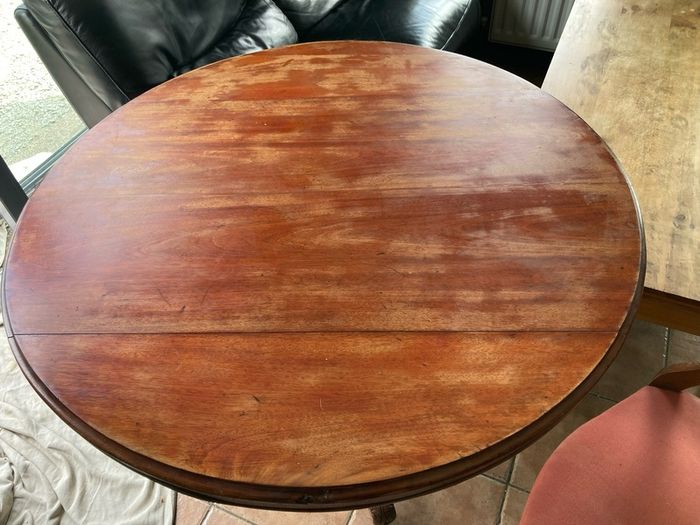 Round dining table and 6 chairs