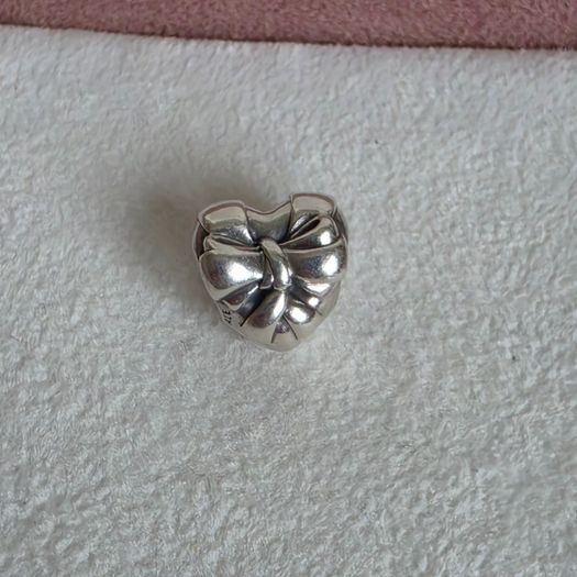 Pandora heart bow, charm perfect condition fully hallmarked