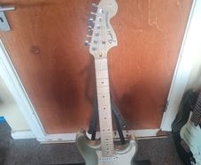 Fender Strat Replica (squier Standard)