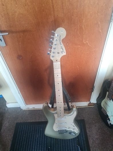 Fender Strat Replica (squier Standard)
