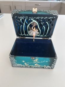 vintage musical jewellery box