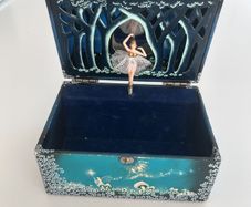vintage musical jewellery box