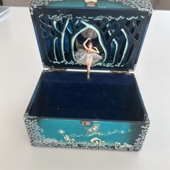 vintage musical jewellery box