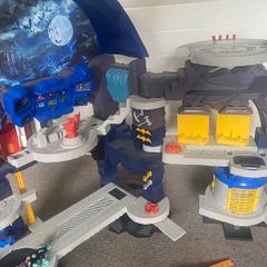 Batman cave incl 4 figures