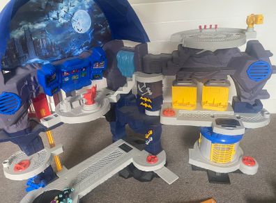 Batman cave incl 4 figures
