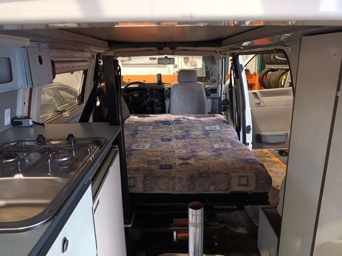 Rock'n'roll bed with seatbelts