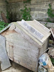 Very Strong Dog House picture does not do it justice but dry and Strong always kept in Garage.