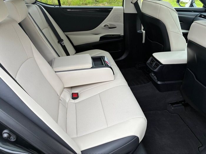 Lexus ES300h 2025