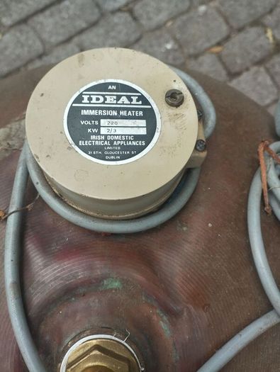 Hot water cylinder