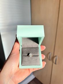 9ct golden ring with zirconia size L