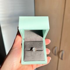 9ct golden ring with zirconia size L