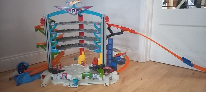 Hot Wheels Garage