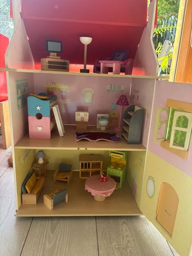 Le Toy Van wooden dolls house