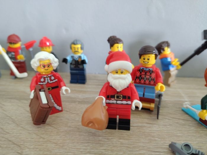 LEGO Winter Village Accessories and Mini Figures Bundle 2