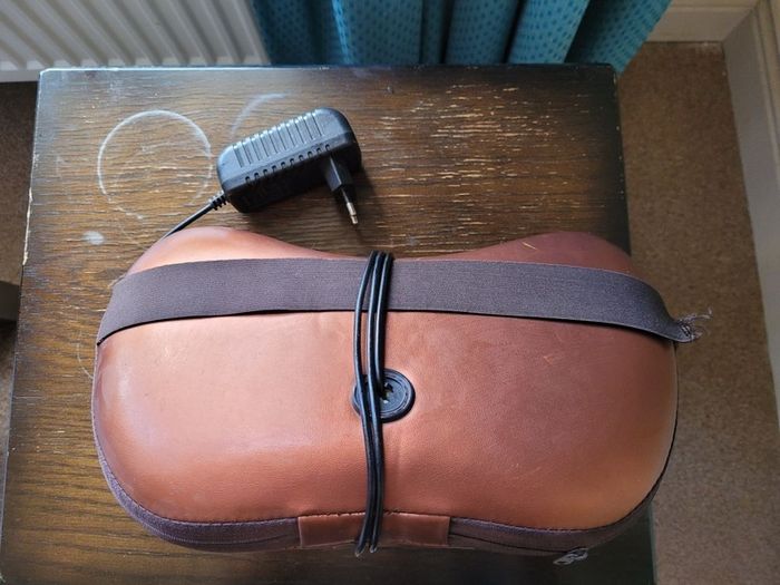 Electric neck/shoulders massager