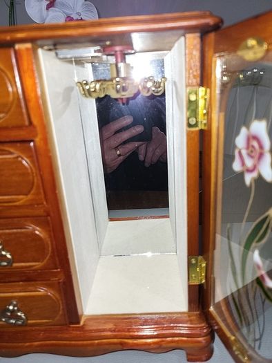 Jewellery cabinet