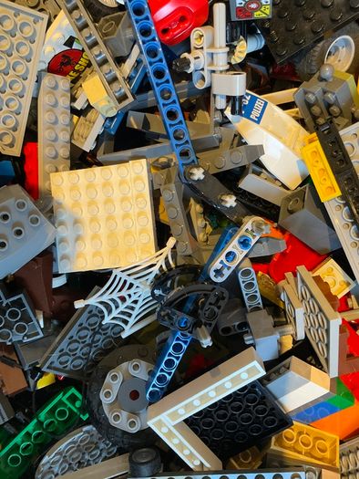 Lego - treasure chest of 5kg of Lego pieces.