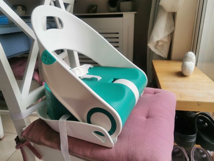 Baby booster seat for eating and playing