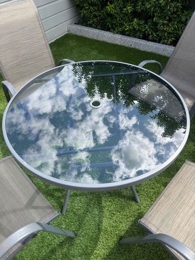garden table and chairs