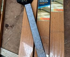 Laminate flooring pull bar