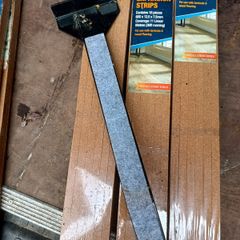 Laminate flooring pull bar