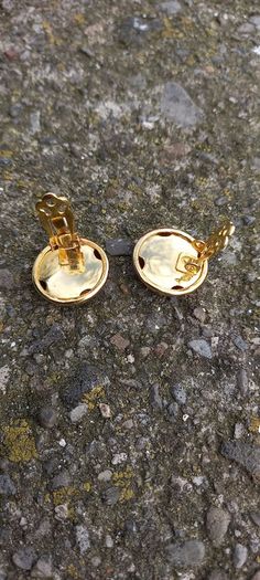 Vintage jewelry is sold individually for 5 to 10 euros