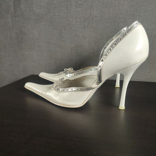 White high heels, size 6