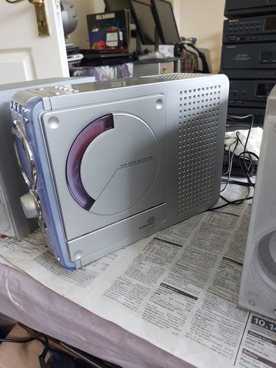 HITACHI Music System, Model AX-M67, & 2 Hitachi 4 Ohm Speakers, Radio, CD and AUX, in very good condition