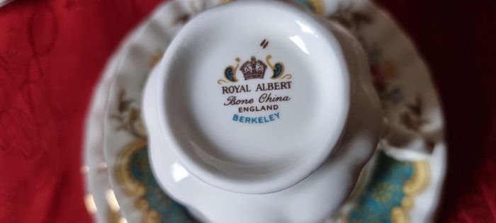 22 Piece Royal Albert Berkeley Bone China Gold Gilt Tea Set With Large Tea Pot For 6 Person Setting Made In England