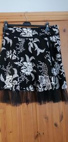 Pretty skirt size 14 zip closing to  side worn once