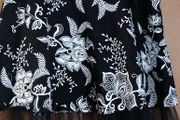 Pretty skirt size 14 zip closing to  side worn once