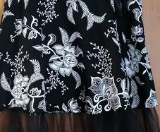 Pretty skirt size 14 zip closing to  side worn once