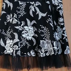 Pretty skirt size 14 zip closing to  side worn once