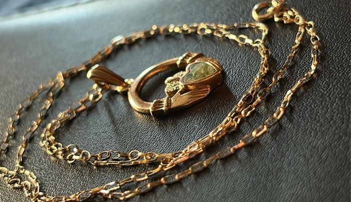 Gold Vintage 9ct  Claddagh Pendant