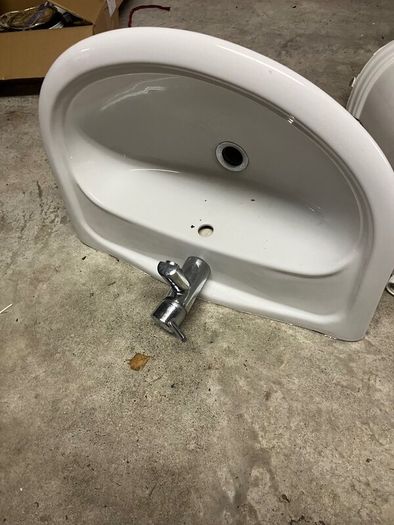 Bathroom handbasin