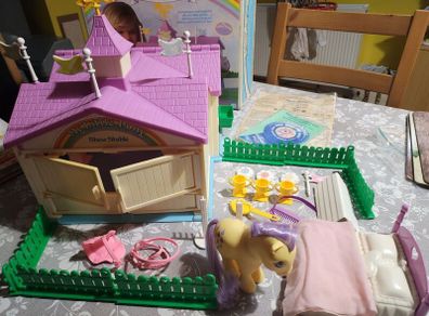 G1 My little pony show stable - complete