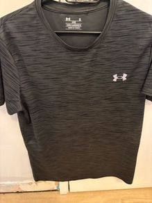 Under armour t shirts men's small