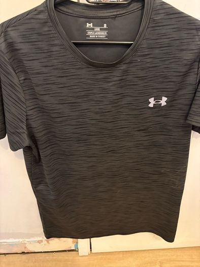 Under armour t shirts men's small