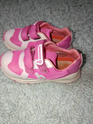 Girl's shoes