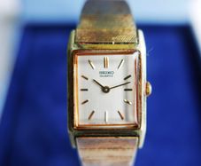 Vintage 1980s Seiko Tank Japan Quartz Ladies Watch (works well)