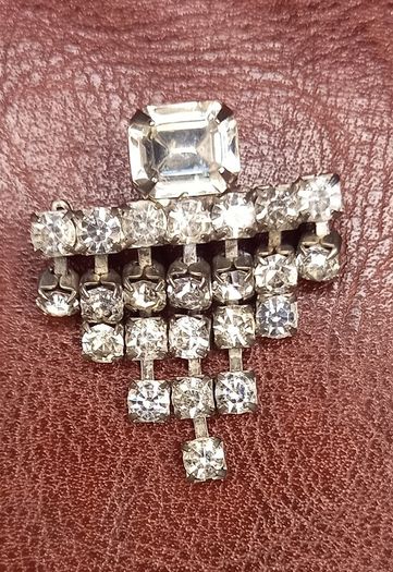 Vintage jewelry is sold individually for 5 to 10 euros
